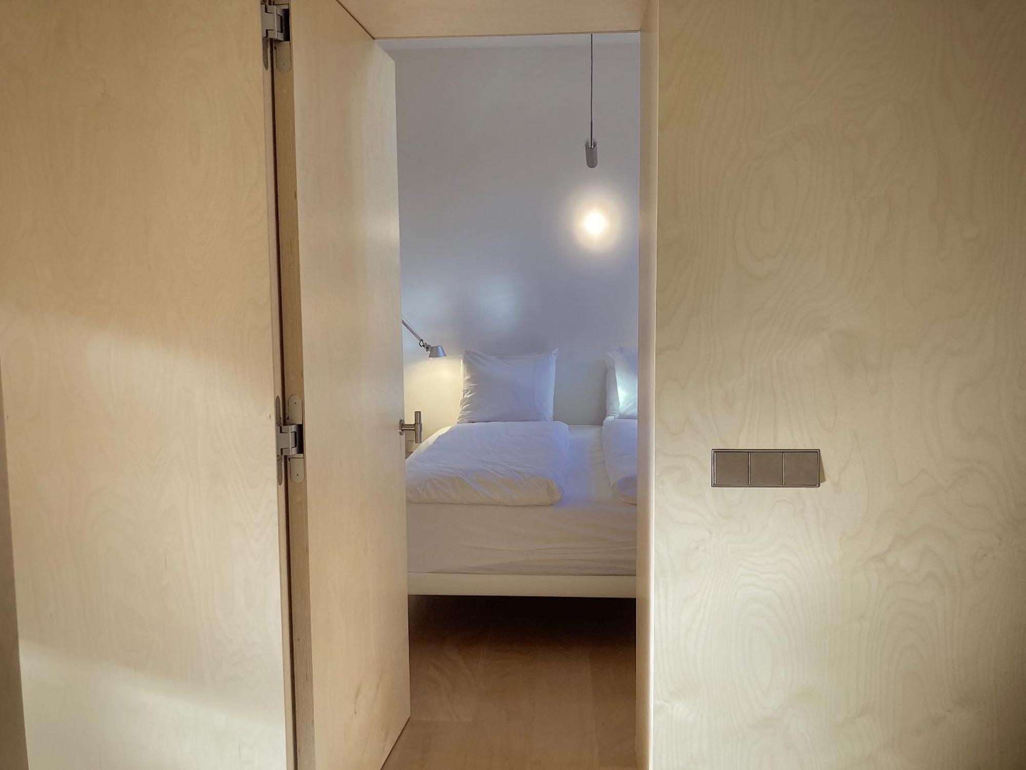 Le Garage Downtown Serviced Apartment Хага Екстериор снимка